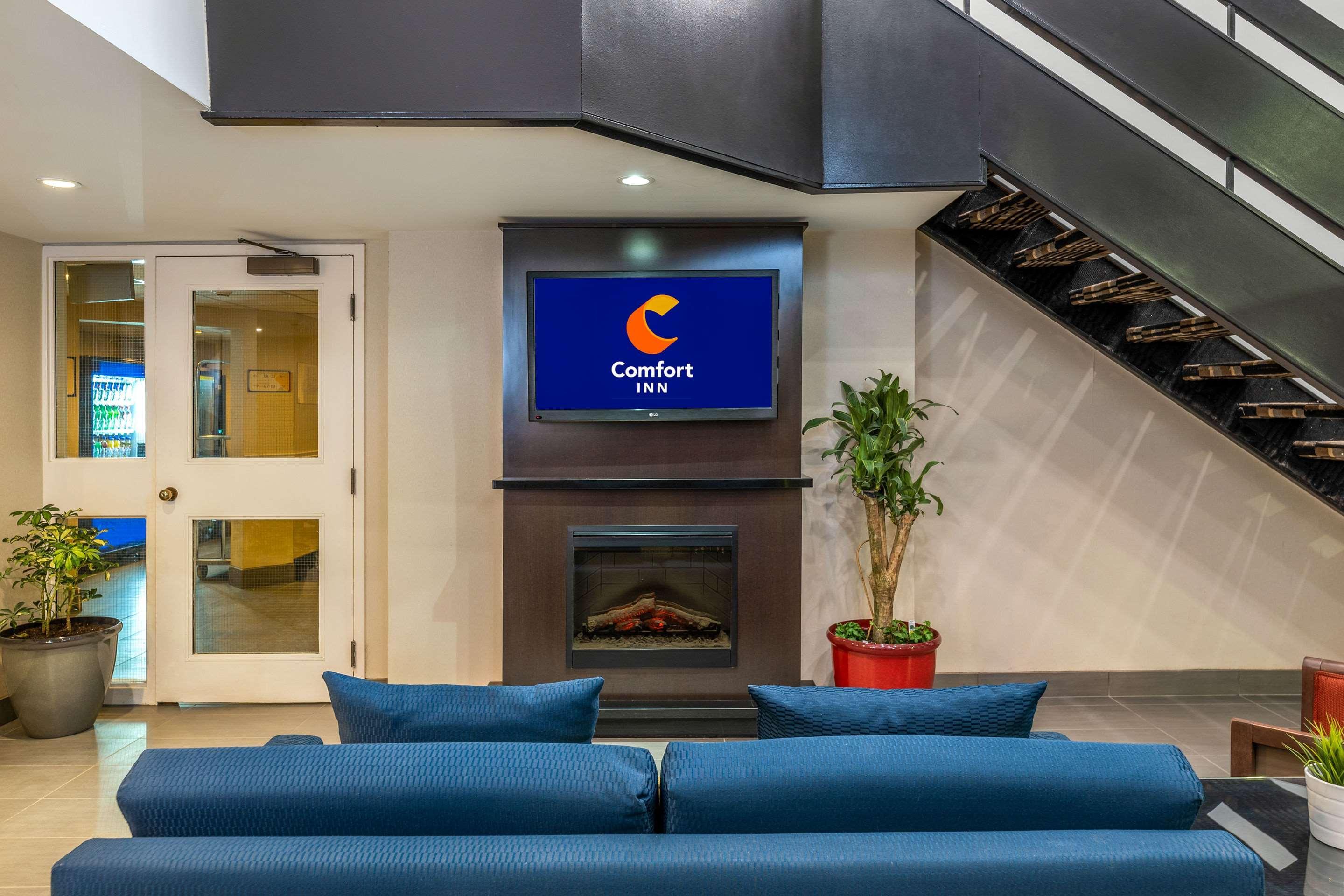 Comfort Inn Airport Winnipeg Exterior photo